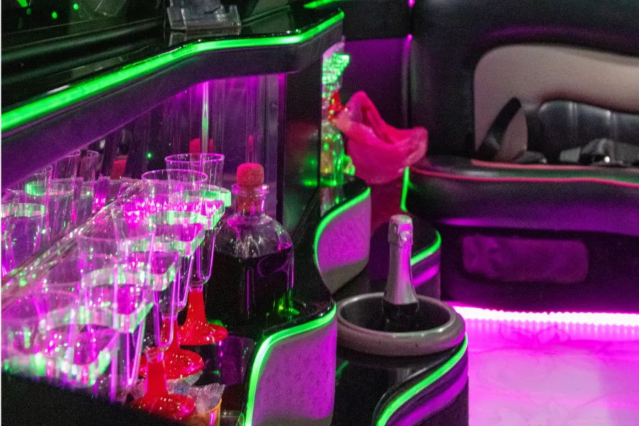 Hummer rosa interior 1 Alquiler limusina hummer rosa barcelona interiores