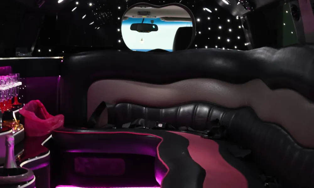 Hummer rosa interior 2 Alquiler limusina hummer rosa barcelona interiores
