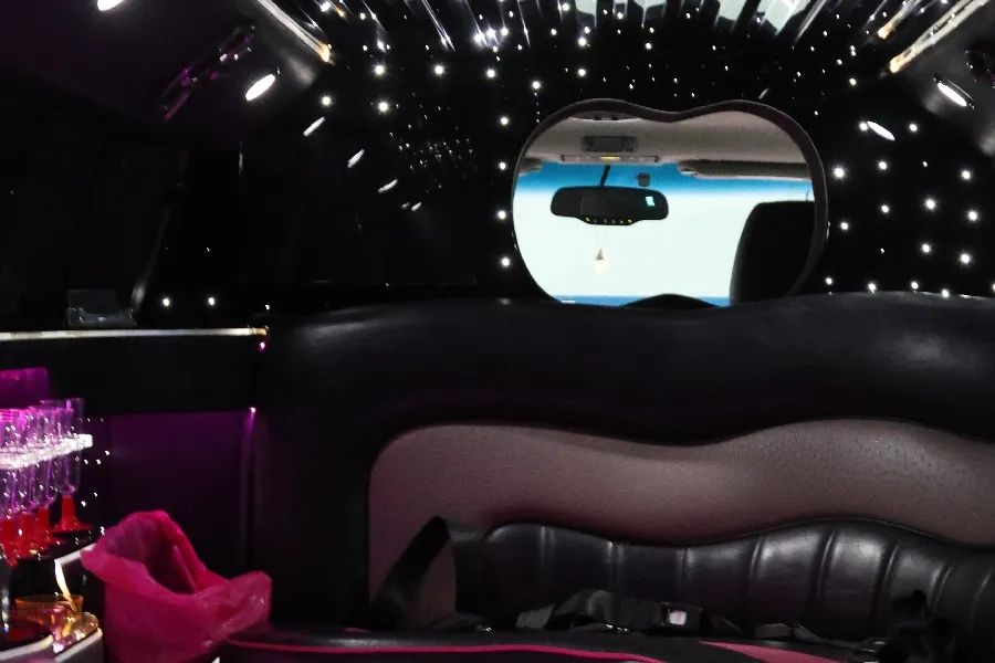 Hummer rosa interior 2 Alquiler limusina hummer rosa barcelona interiores