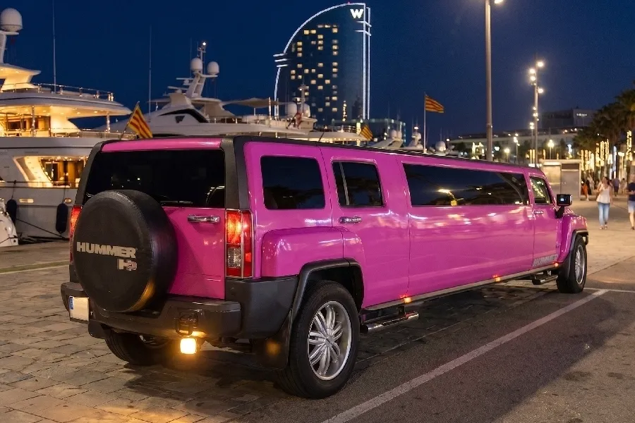 Limusina Hummer rosa puerto 2 Alquiler limusina hummer rosa barcelona