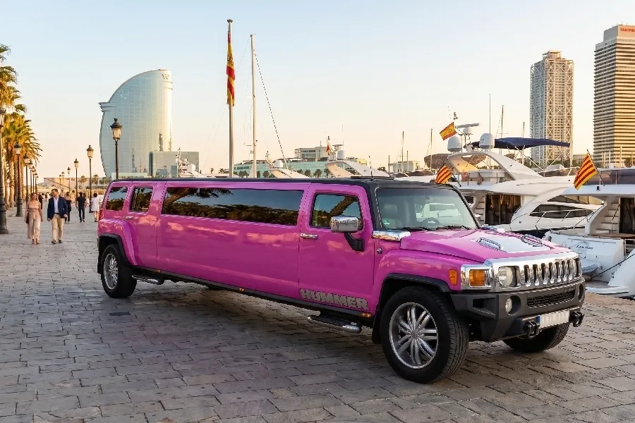 Limusina Hummer rosa puerto 3 Alquiler limusina hummer rosa barcelona