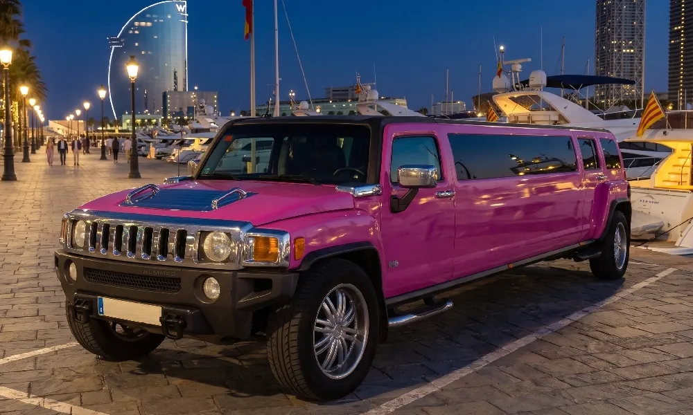 Limusina Hummer rosa puerto noche Alquiler limusina hummer rosa barcelona